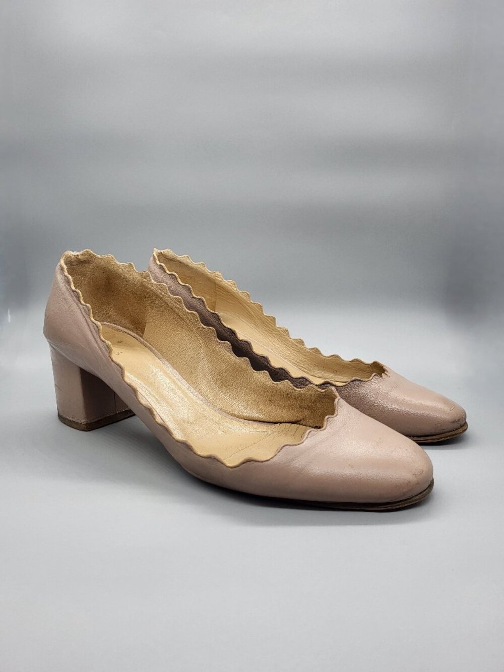 Chloé Women's Lauren Scalloped Block Heel Pumps in Pink Tea